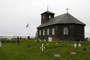 Islande : Église et cimetière de Þingeyjar
